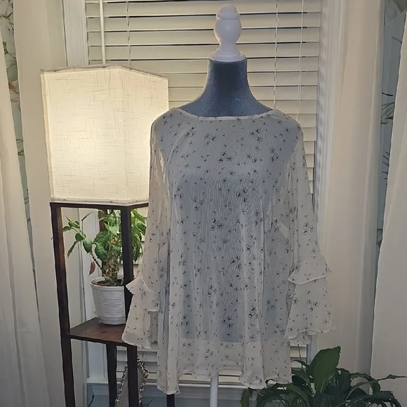 Torrid Cream Floral Blouse - Picture 1 of 4